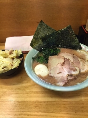 「チャーシュー麺中盛850円硬め濃いめ、キャベチャ90円」@八家本陣の写真