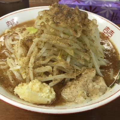 「味噌ラーメン ニンニクアブラ魚粉ショウガ （豚一枚プラス）」@らーめん おうか 松戸松飛台店の写真