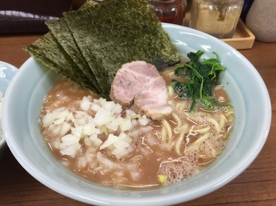 「ラーメン（並）＋玉ねぎ  650＋50円」@横浜ラーメン 武蔵家 北千住店の写真