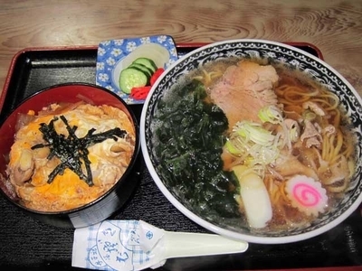 「ラーメンと親子丼　850円（ランチ）」@辰巳庵の写真