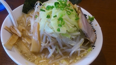 「ラーメン／醤油　ヤサイマシマシ＋ノリ（￥７０２）」@ガツ盛りラーメンみちる屋 南流山店の写真