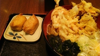 「天玉そば 520円 ＋ いなり寿司 150円」@越後そば 東京店の写真