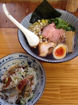 「煮干そば 黒醤油  いわし丼」@中華そば よしかわの写真