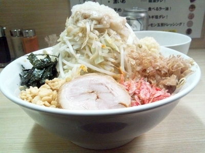 「まぜそば　麺少なめ、脂、酸っぱめ、にんにく　800円」@ラーメンいつきの写真