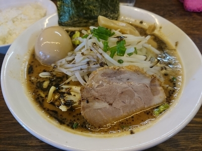 「【限定】黒マー油 味噌750円＋味玉(ポイント)＋半ライス」@伝家 志木店の写真