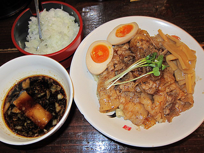 「イベリコ豚の肉盛りつけ麺並980円＋無料の肉増し・味玉他」@魁 肉盛りつけ麺 六代目けいすけの写真
