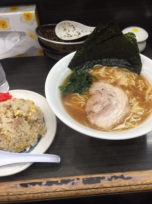 「ラーメン硬め、半チャーハンセット900円」@ラーメン壱成の写真