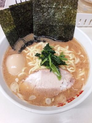 「ラーメン＋味玉（720円＋サービス券で味玉）」@横浜ラーメン 町田家 町田本店の写真
