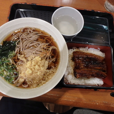 「うな重そばセット(910円)、かけそばで」@そば処 吉野家 イオンモール広島府中店の写真