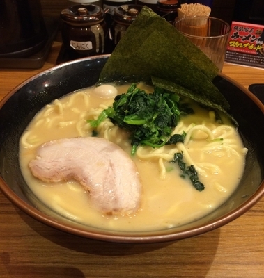 「醤油ラーメン大盛」@横浜家系ラーメン 壱角家 西新宿本店の写真