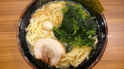 「ﾗｰﾒﾝ￥734 ﾗｲｽ￥108 ほうれん草増(ﾁｹｯﾄ)」@横浜家系ラーメン 壱角家 谷塚店の写真