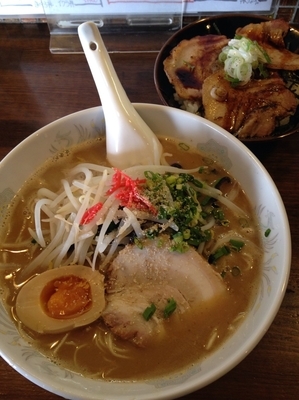「豚骨みそラーメン  炙りチャーシュー丼」@正太郎の写真
