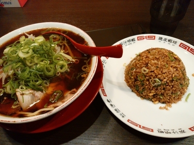 「中華そば（並）+焼きめし（小）950円」@新福菜館 秋葉原店の写真