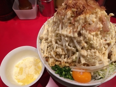 「大盛りまぜそば。Wチーズと肉二枚。ヤサイマシマシニンニクアブラシ」@用心棒の写真