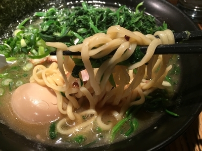 「ラーメン（中盛）＆ ほうれん草 ＆ 無料玉子」@横浜家系ラーメン 石川家 大宮店の写真