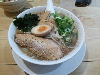 「醤油豚骨ラーメン大盛」@らーめん 縁屋の写真