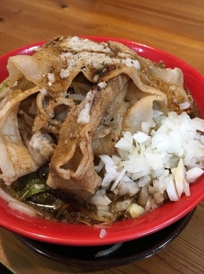 「黒醤油らーめん野菜盛肉盛り生姜玉ねぎ増しつけ油」@男気らーめんアカギの写真