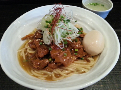 「ピリ辛モツまぜそば750円+味玉」@まぜそば 一心不乱の写真