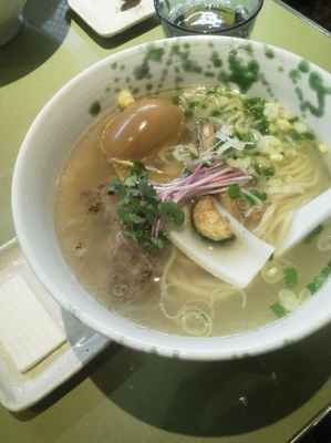 「塩バター780円＋味玉100円」@ロ麺ズの写真