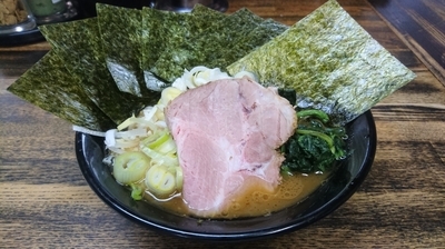 「ラーメン(麺硬め・味濃いめ)＋海苔・薬味ねぎ」@藤澤家の写真