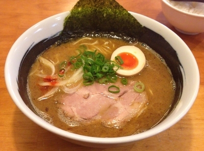 「和のカーリーとんこつ+ライス(850円+無料)」@麺屋 共鳴りの写真