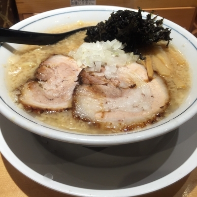 「背脂醤油らー麺 （￥800）」@焼きあご塩らー麺 たかはし 新宿本店の写真