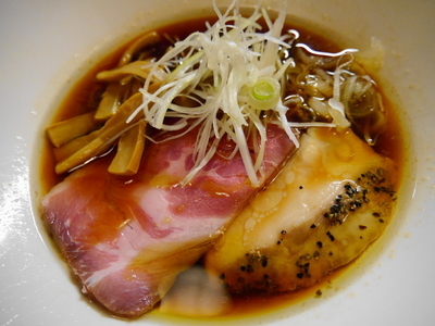 「鴨脂と白トリュフオイルの醤油ラーメン」@ラーメンバル 凌駕 ドロップスの写真