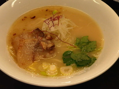 「XO醤薫イベリコ豚の玄瑛流ラーメン(920円)」@麺劇場 玄瑛 六本木店の写真