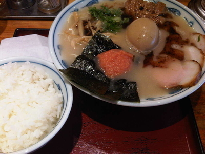 「渋三らあめん黒(1050円)+小ライス(ランチ無料サービス)」@らあめん 渋谷三丁目の写真