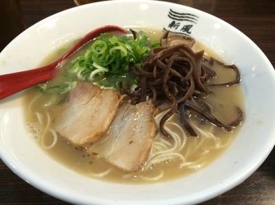 「ラーメン白」@博多新風 博多デイトス店の写真