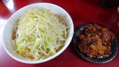 「少なめラーメン（700円）＋ブタ入り（炙り）ヤサイニンニク」@ラーメン二郎 相模大野店の写真