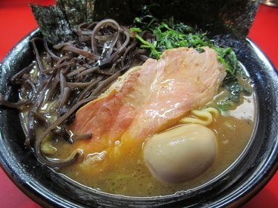 「ラーメン中盛り￥７４０味玉￥６０木耳￥６０」@家系ラーメン とらきち家の写真