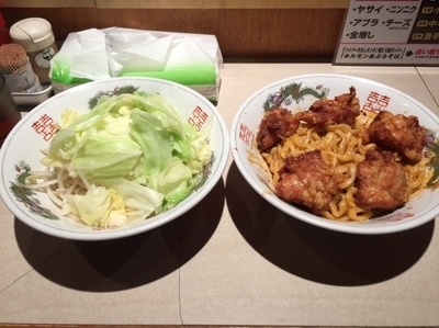 「汁なし担々麺鶏唐ボンバー 900円 追飯&玉子付き」@DEBU SOBA REPUBLIC 北部市場店の写真