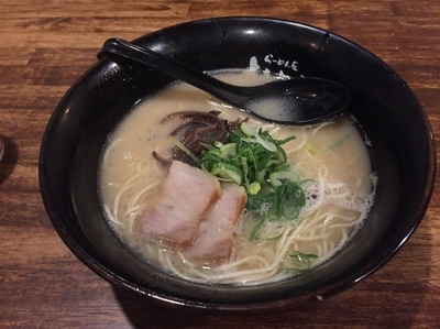 「とんこつらーめん 550円」@らーめんや よしともの写真