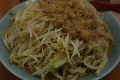 「ラーメン・中（野菜チョイ増し）」@立川マシマシ 5号店の写真