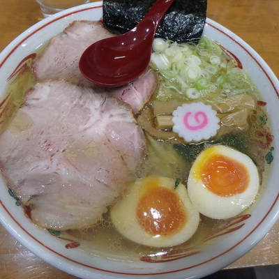 「塩ワンタン麺味玉入り(980円)」@とら食堂 松戸分店の写真