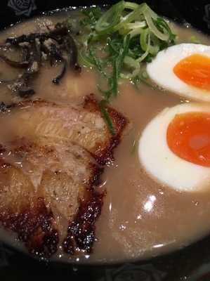 「豚骨らーめん みそ玉入り」@とんこつらーめん俺式 純 東京ラーメンストリート店の写真