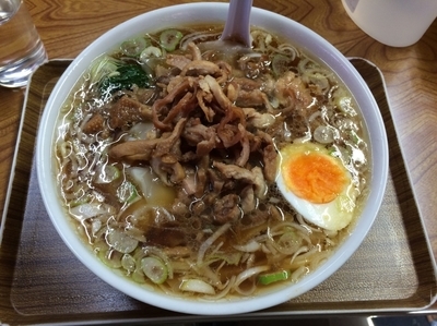 「ワンタンメン＋とり皮」@さくらい食堂の写真