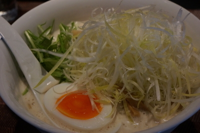 「濃厚鶏白湯醬油＋大盛＋白髪ネギ」@麺屋 奏音の写真