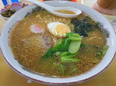 「ごまみそラーメン　（大盛）　＋自家製野沢菜：サービス」@飯森スキーセンターレストランの写真