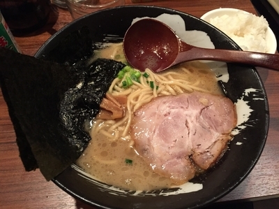 「豚骨醤油ラーメン太麺 680円」@豚骨醤油らーめん 渋虎の写真