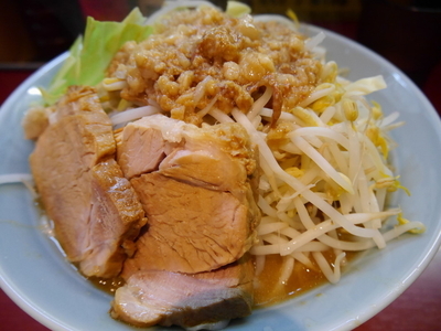 「中ラーメン (麺量300g) ヤサイ普通＋脂増し＋辛目」@立川マシマシ 神田駅前店の写真