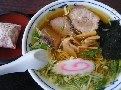 「定番の醤油ラーメン700円+温泉玉子100円」@御食事処 成駒の写真