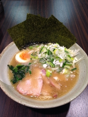 「豚骨らーめん 細麺  ネギトッピング」@家系ラーメン 横道(odo)の写真