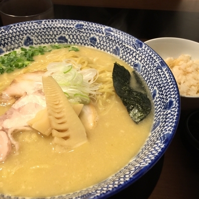 「濃厚塩そば 大盛 ランチタイム無料のほたて貝柱炊き込みご飯」@麺屋 樹真の写真