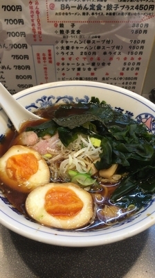 「しょうゆ ワカメ 玉子 ニンニク」@北海道ラーメン 特一番の写真