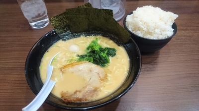 「豚骨味噌ラーメン(麺硬め)＋ライス(サービス)」@横浜家系らーめん 魂心家 藤沢店の写真