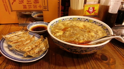 「スーラータンメン+麺大盛り+焼き餃子」@中国ラーメン 揚州商人 立川店の写真