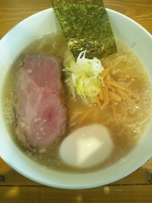 「塩ラーメン（味玉トッピング）」@いえろうの写真