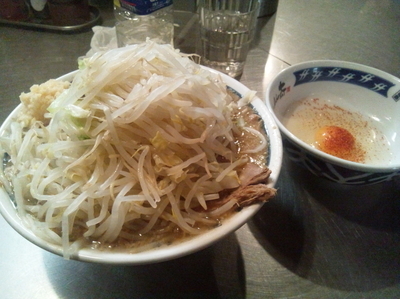「煮干ラーメン　麺少なめ、やさい、にんにく、生玉子」@らーめん大 蒲田店の写真